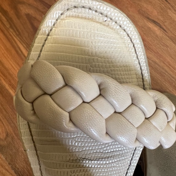 Well worn cream sandals - Picture 5 of 5